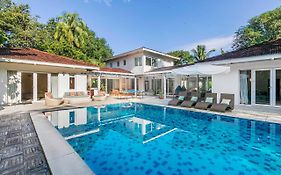 Hamptons Charm By Stayvista Luxury 5Br With Pool, Lawn & Table Tennis